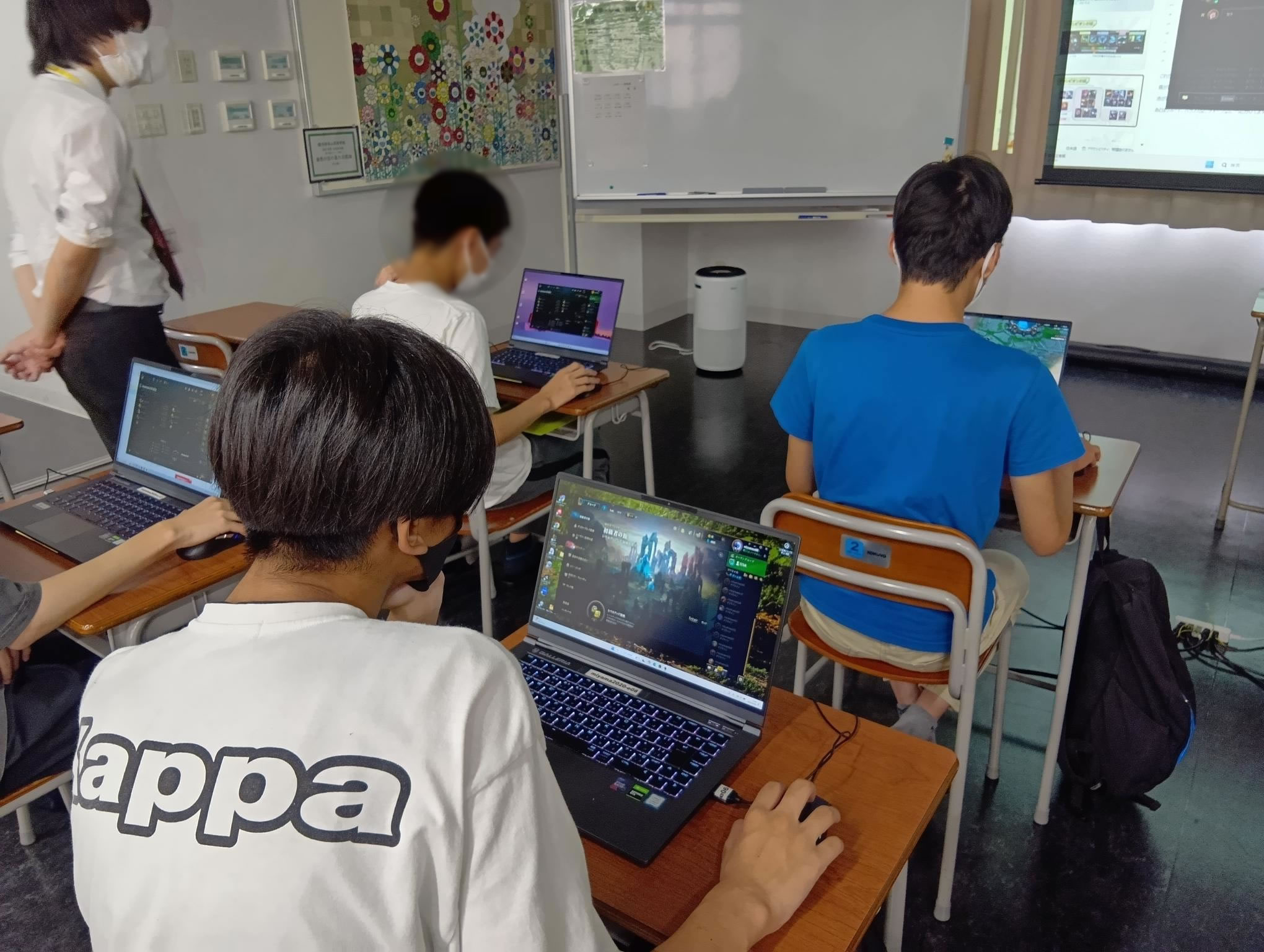 eスポーツ・プログラミングコースでの授業風景。生徒たちはゲームを通じて戦略的思考やチームワークを学びました。