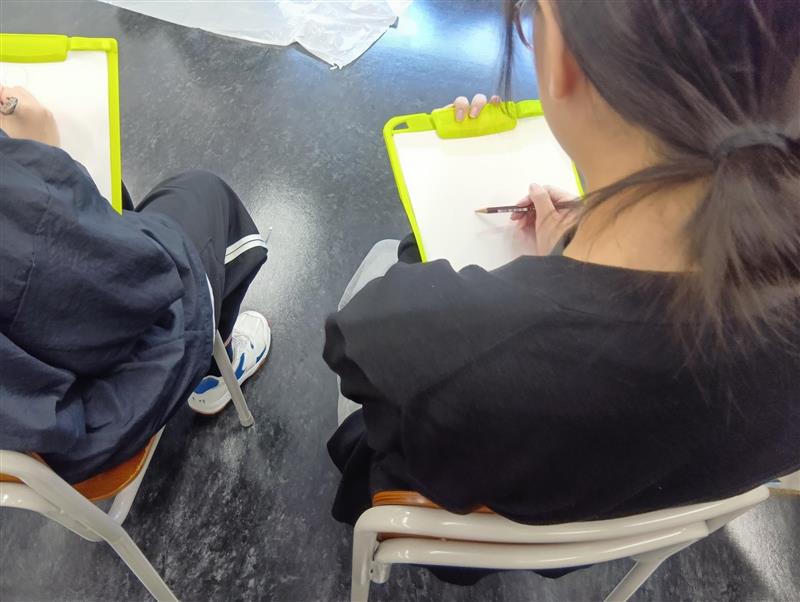 描く前のストレッチや、筋肉をほぐす動き、腱鞘炎予防の方法など、体への配慮についてもアドバイスがありました。