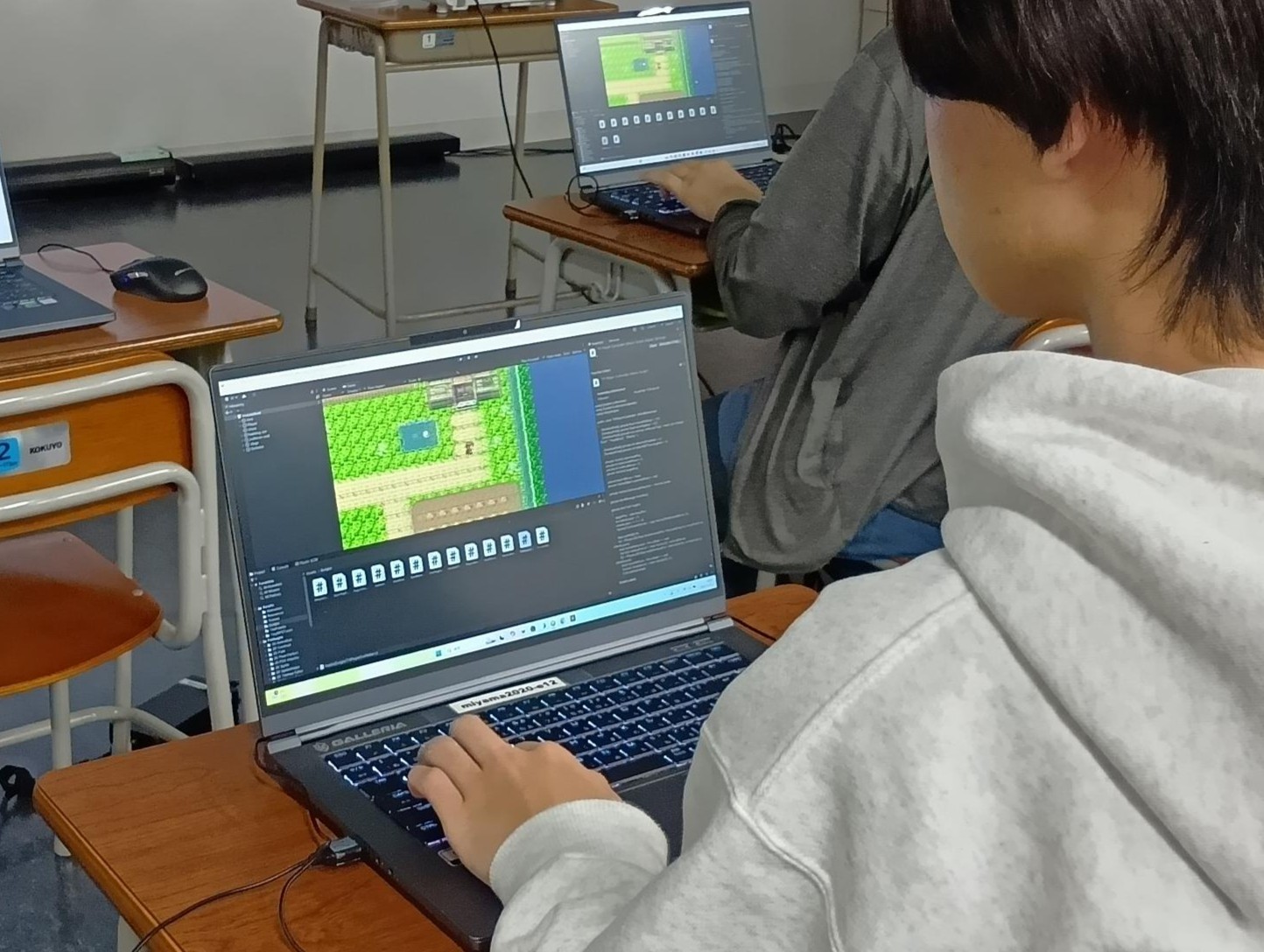 上下左右に動かすプログラムを作成しました。